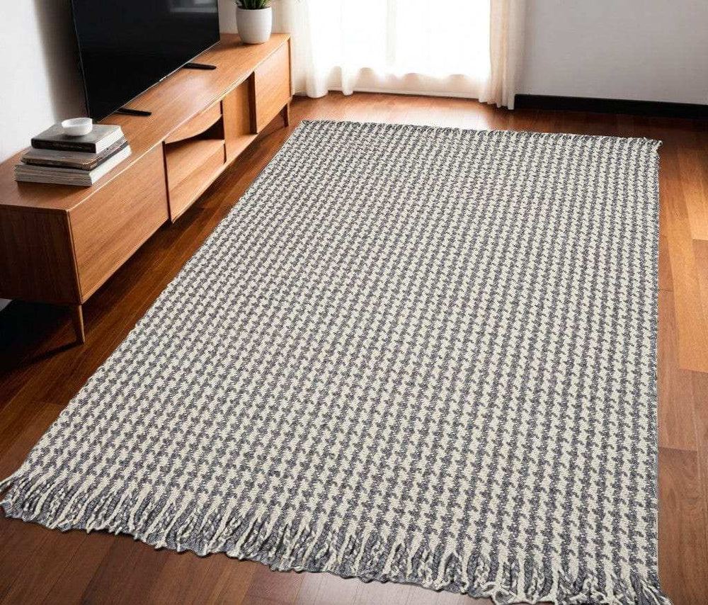 5' X 8' Ivory Or Grey Plaid Knitted Wool Indoor Area Rug With Fringe - Homeroots - Flyclothing LLC