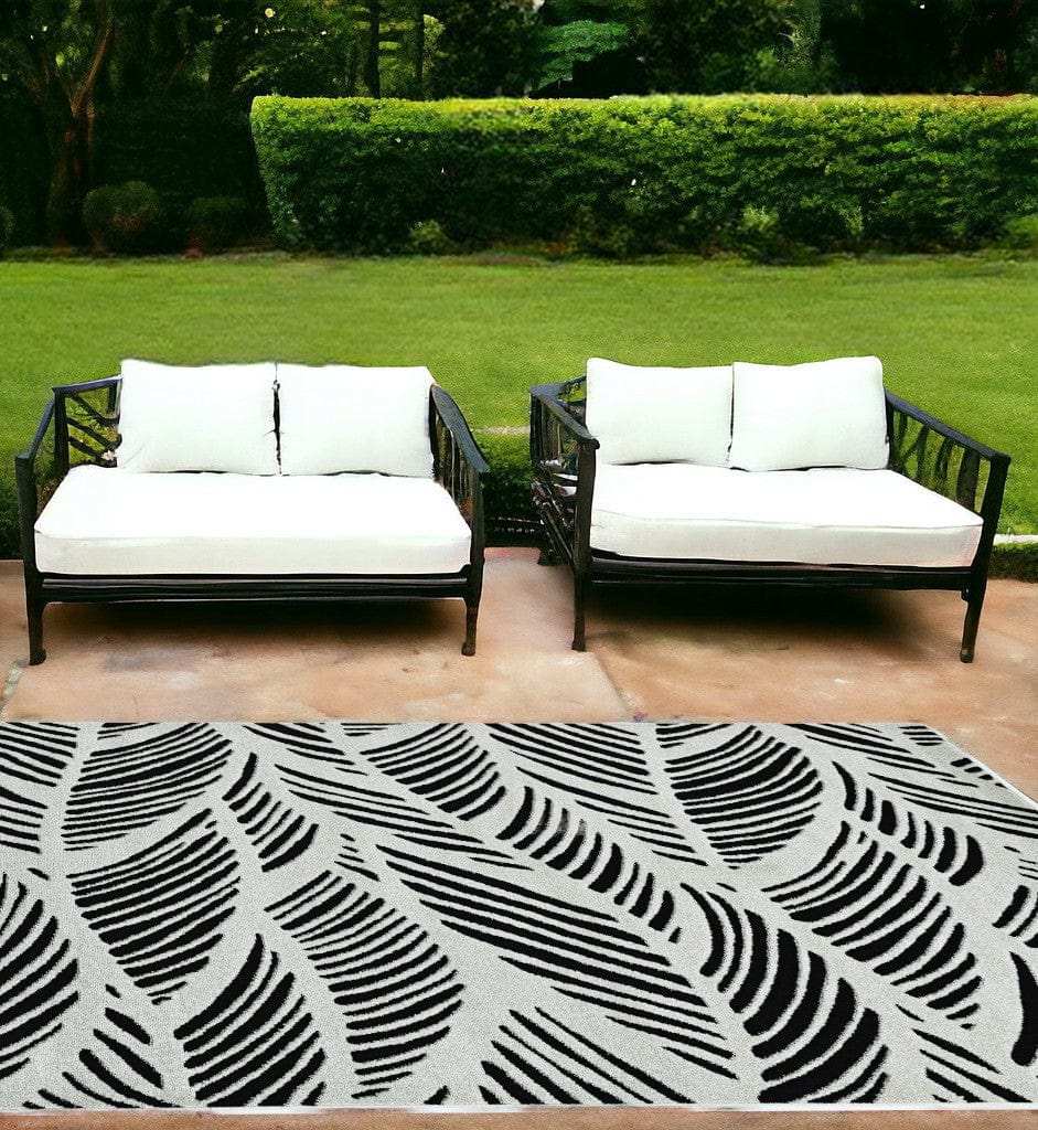 7' X 10' Black and White Abstract Indoor Outdoor Area Rug - Homeroots - Flyclothing LLC