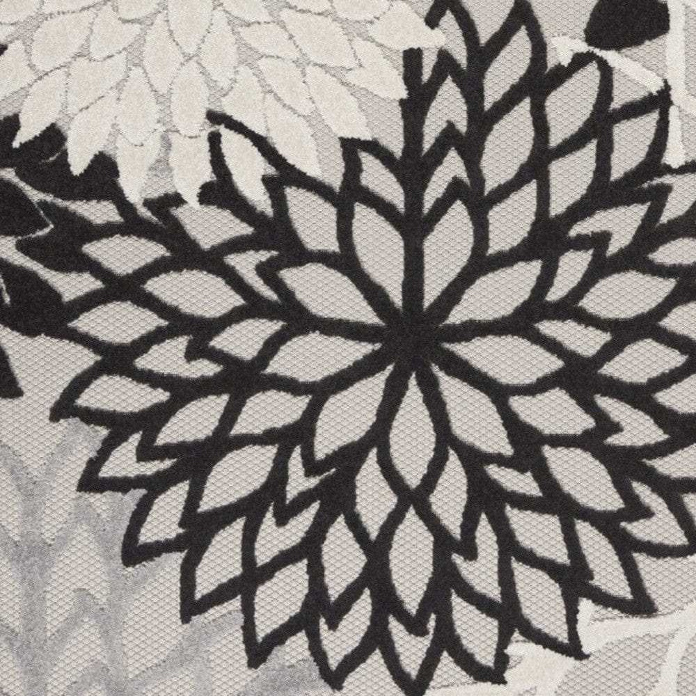 5' X 7' Black And White Floral Indoor Outdoor Area Rug - Homeroots - Flyclothing LLC