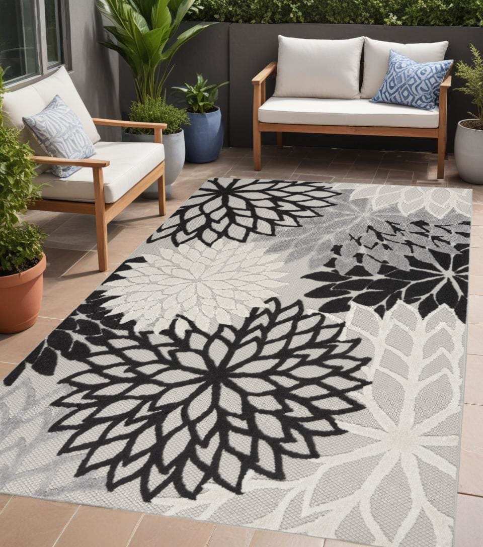 5' X 7' Black And White Floral Indoor Outdoor Area Rug - Homeroots - Flyclothing LLC