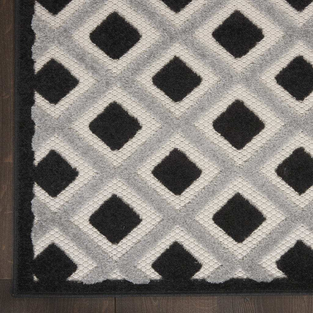 4' X 6' Black And White Geometric Indoor Outdoor Area Rug - Homeroots - Flyclothing LLC