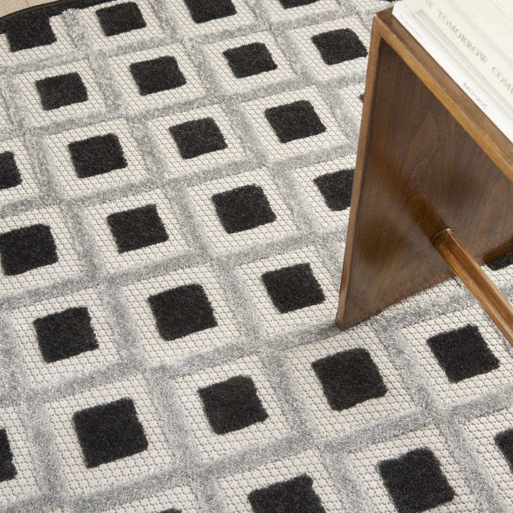 4' Round Black And White Round Geometric Indoor Outdoor Area Rug - Homeroots - Flyclothing LLC