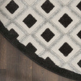 5' Round Black And White Round Geometric Indoor Outdoor Area Rug - Homeroots - Flyclothing LLC