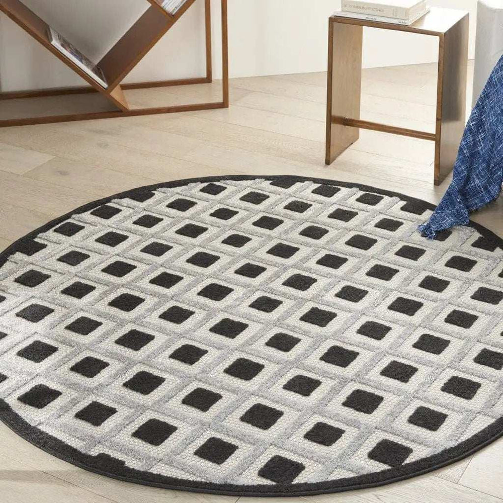 5' Round Black And White Round Geometric Indoor Outdoor Area Rug - Homeroots - Flyclothing LLC