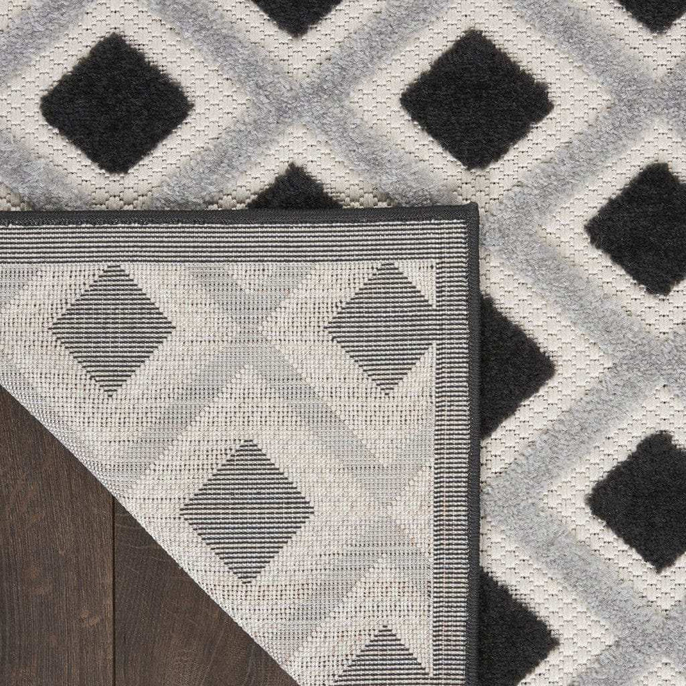7' X 10' Black And White Geometric Indoor Outdoor Area Rug - Homeroots - Flyclothing LLC