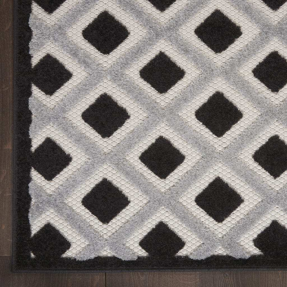 7' X 10' Black And White Geometric Indoor Outdoor Area Rug - Homeroots - Flyclothing LLC