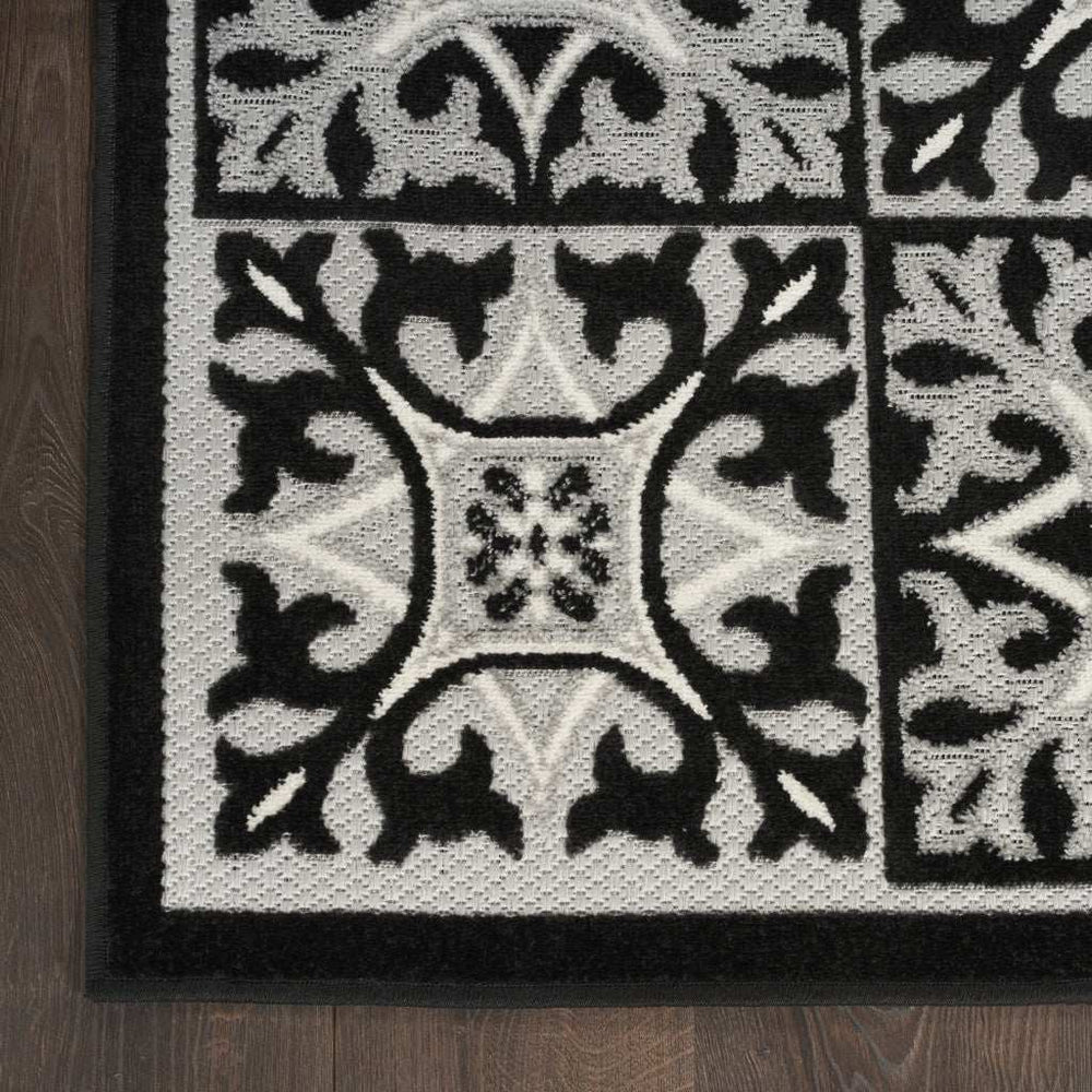 4' X 6' Black And White Fleur De Lis Stain Resistant Non Skid Area Rug - Homeroots - Flyclothing LLC