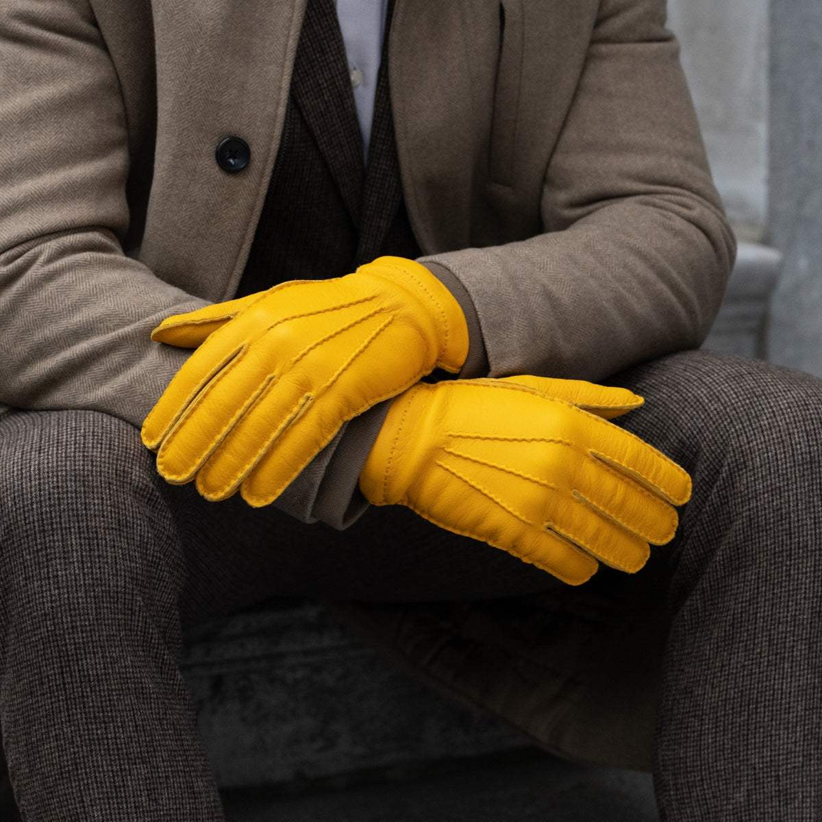 Matteo (yellow) - Italian gloves made of American deerskin leather with cashmere lining