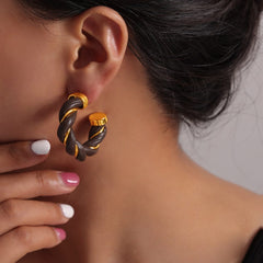 Pendientes de aro en forma de C con cuerda de cuero retorcida