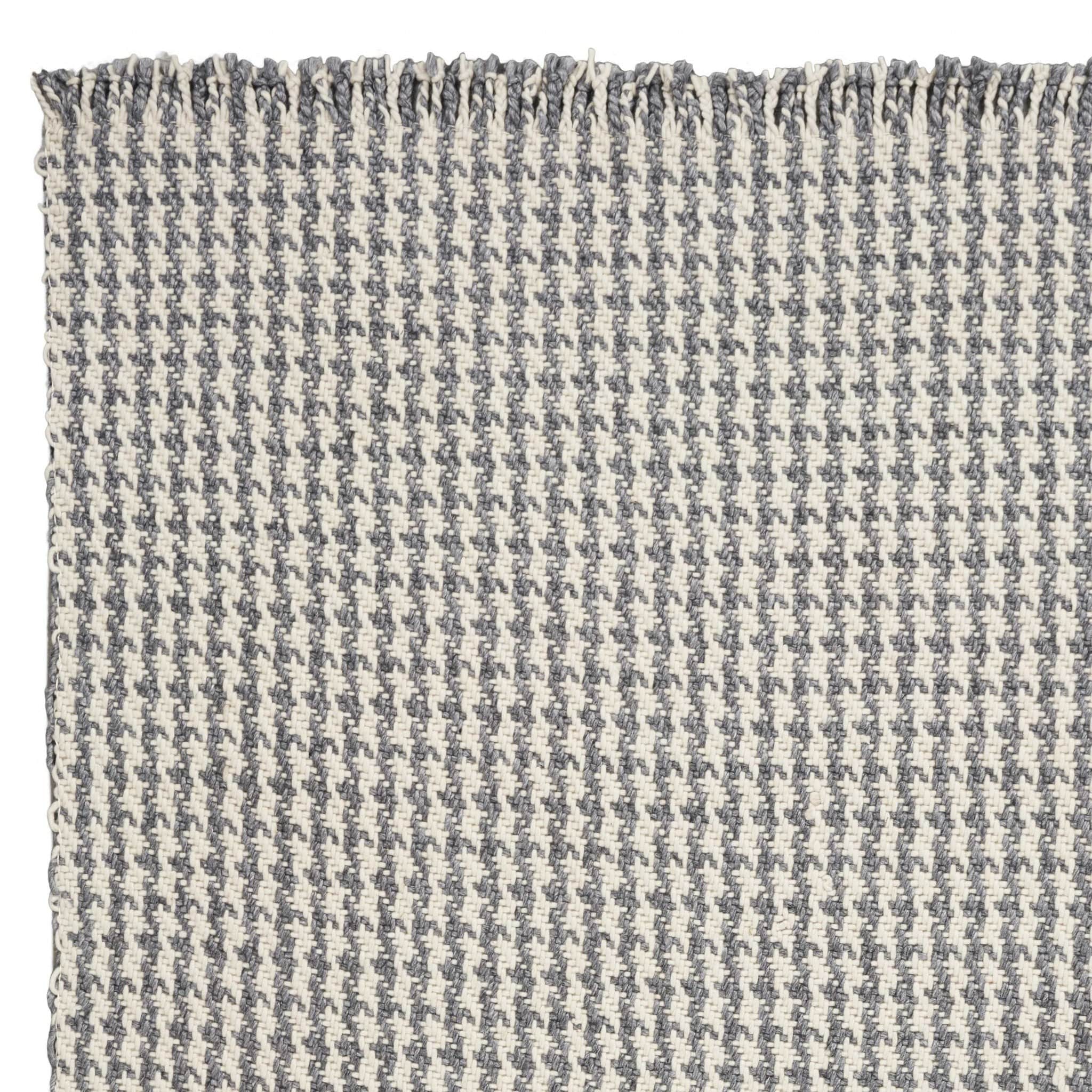 5' X 8' Ivory Or Grey Plaid Knitted Wool Indoor Area Rug With Fringe - Homeroots