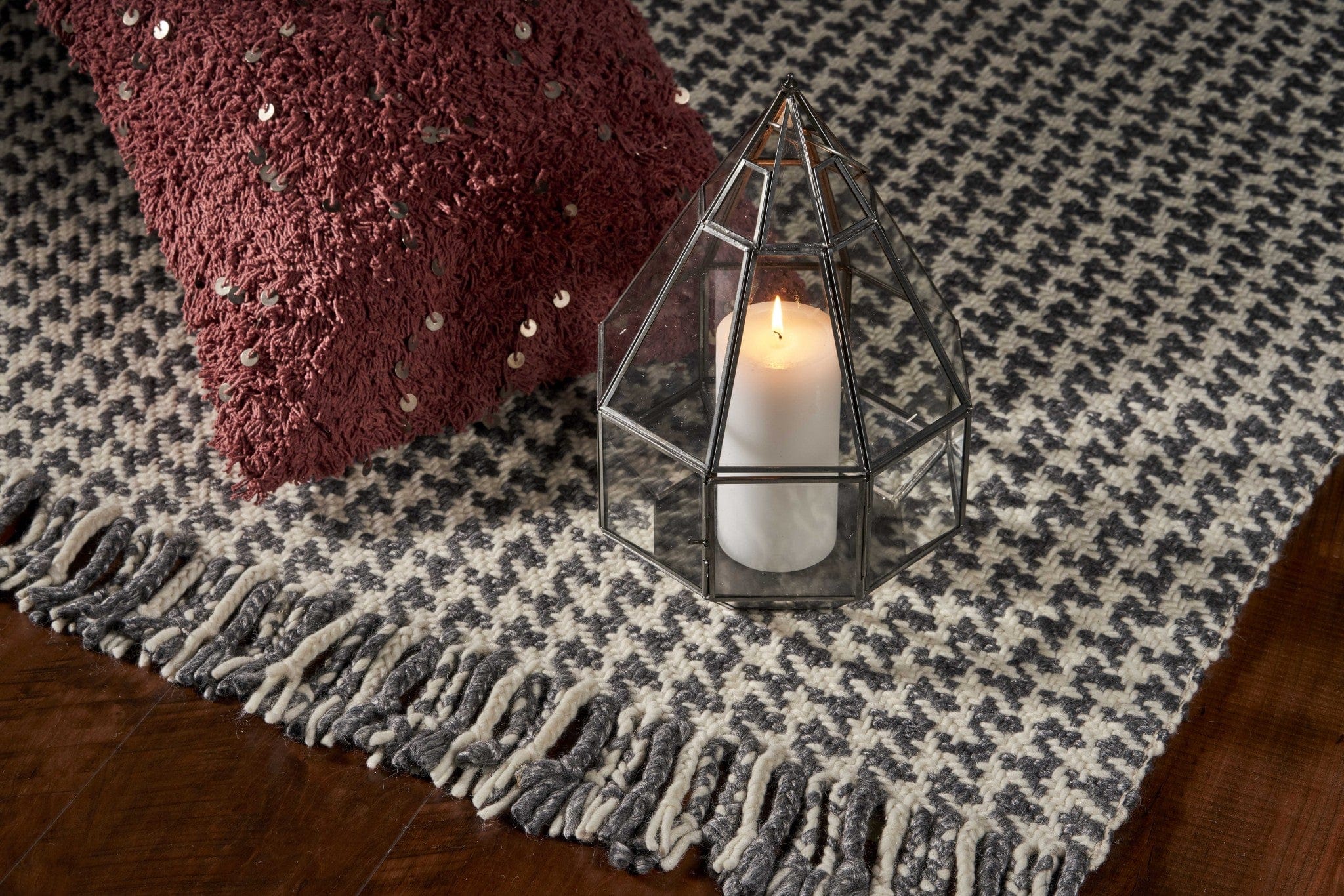 5' X 8' Ivory Or Grey Plaid Knitted Wool Indoor Area Rug With Fringe - Homeroots