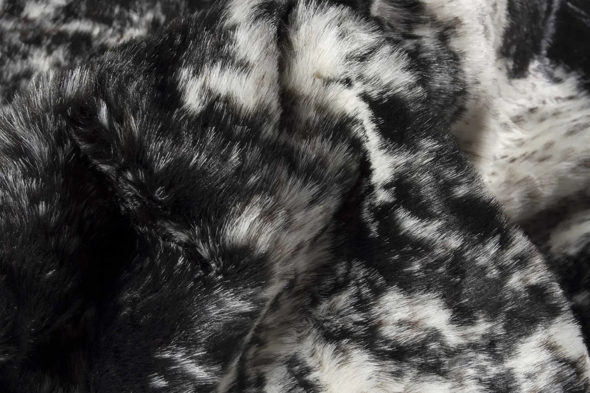 S&P Black White Animal Print Area Rug - Homeroots - Flyclothing LLC
