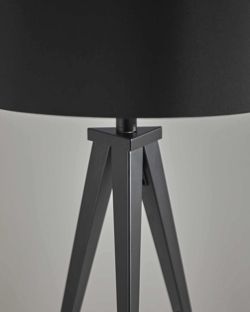 Treble Black Metal Table Lamp - Homeroots - Flyclothing LLC