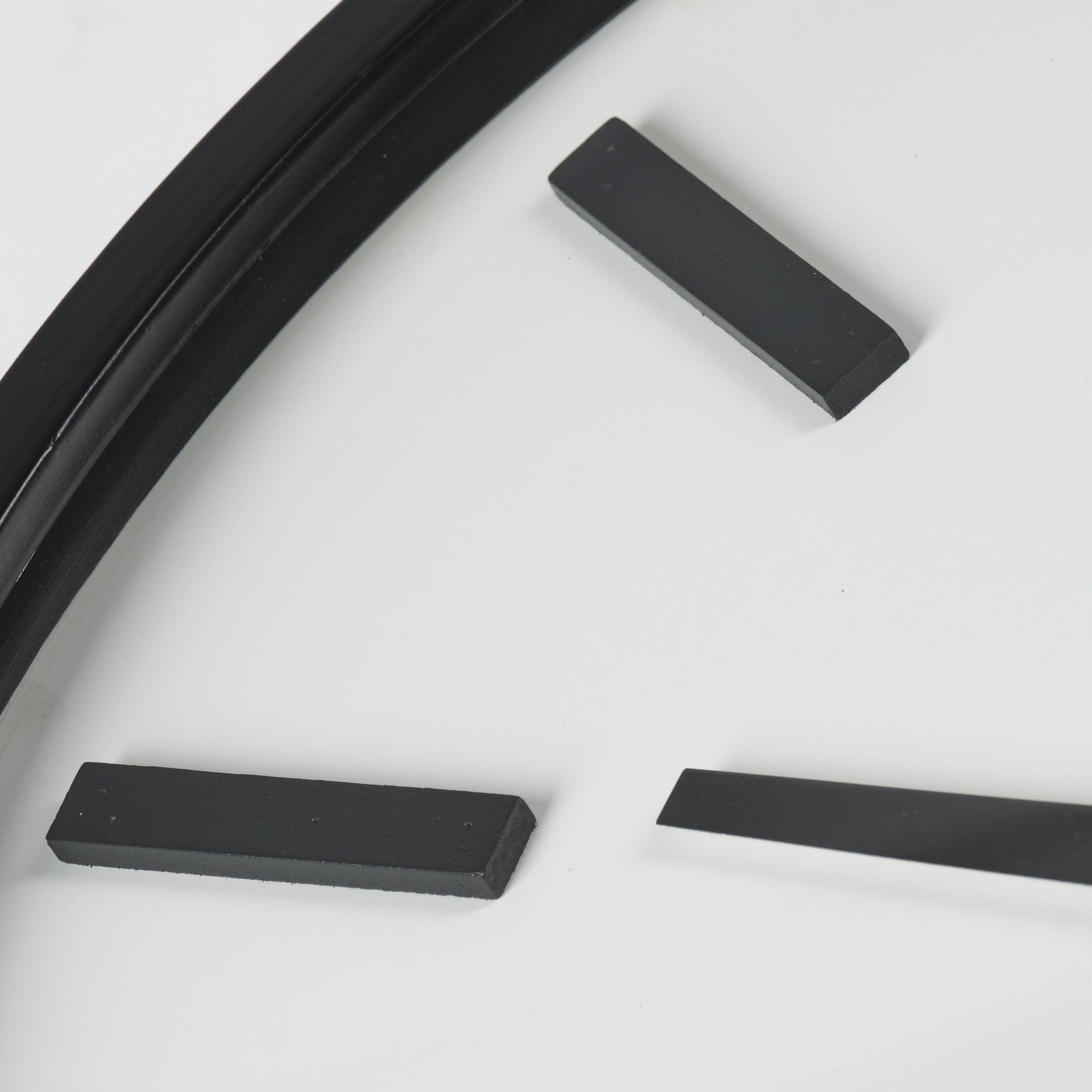 24" Round Large Modern Wall Clock With White Face And Non-Numarical Number - Homeroots