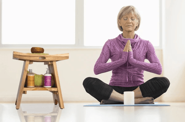 Compact Curvilinear Teak Shower Outdoor Bench With Shelf In Natural Finish - Homeroots - Flyclothing LLC