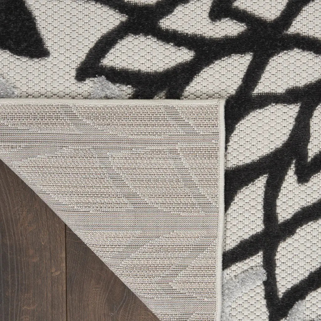 4' X 6' Black And White Floral Indoor Outdoor Area Rug - Homeroots - Flyclothing LLC