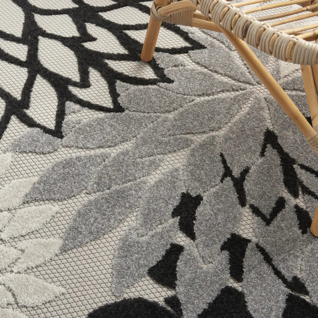 4' X 6' Black And White Floral Indoor Outdoor Area Rug - Homeroots - Flyclothing LLC