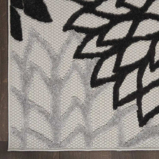 4' X 6' Black And White Floral Indoor Outdoor Area Rug - Homeroots - Flyclothing LLC