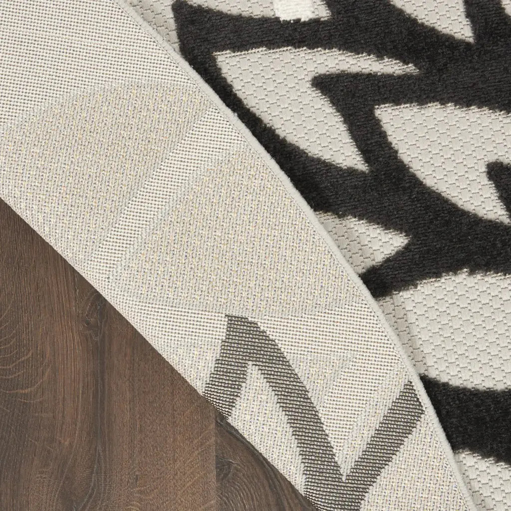 4' Round Black And White Round Floral Indoor Outdoor Area Rug - Homeroots - Flyclothing LLC