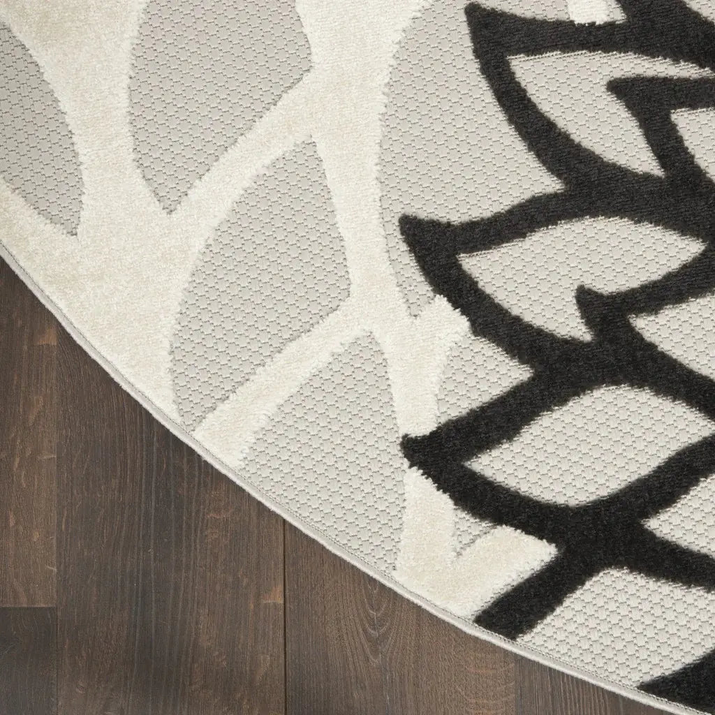 4' Round Black And White Round Floral Indoor Outdoor Area Rug - Homeroots - Flyclothing LLC