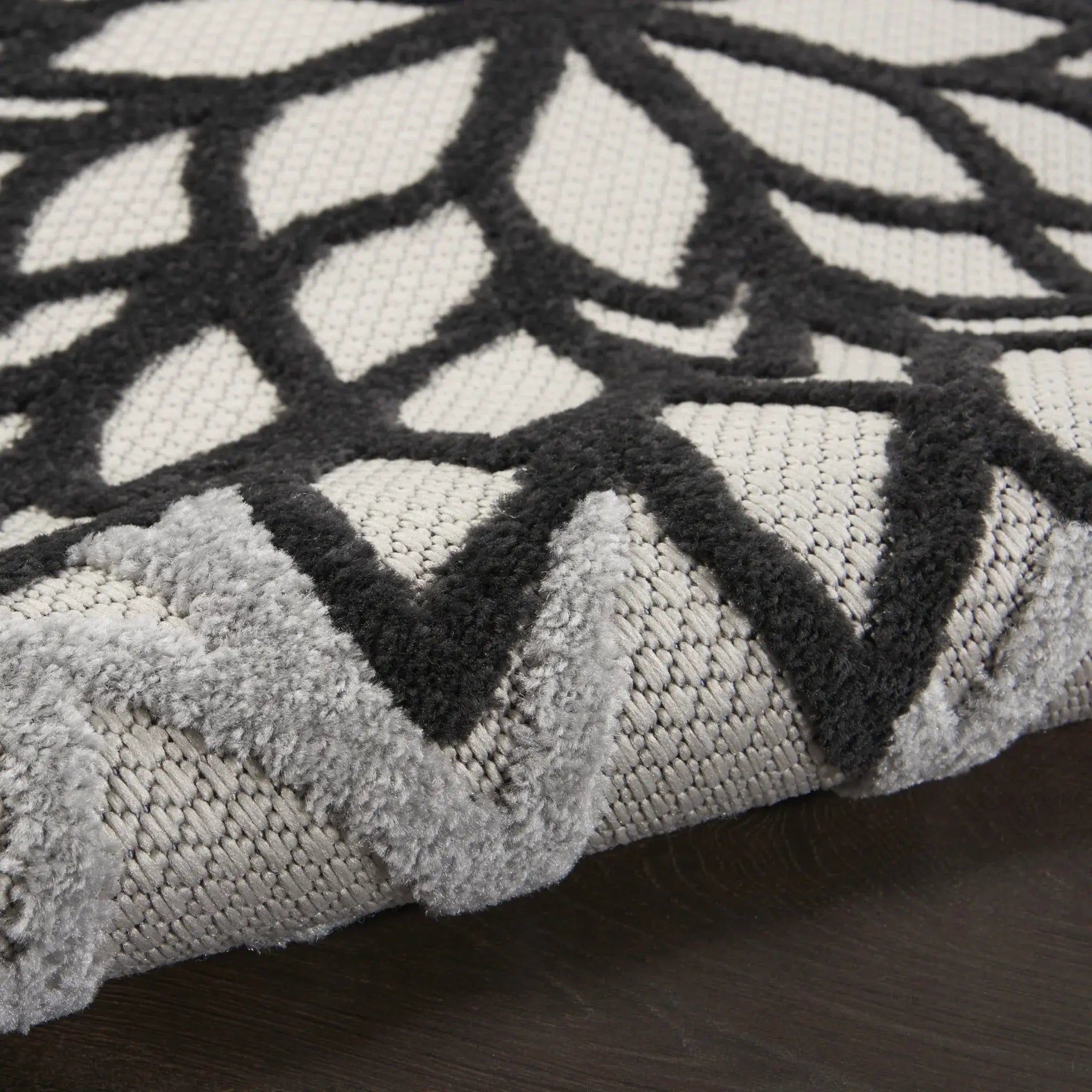 4' Round Black And White Round Floral Indoor Outdoor Area Rug - Homeroots - Flyclothing LLC