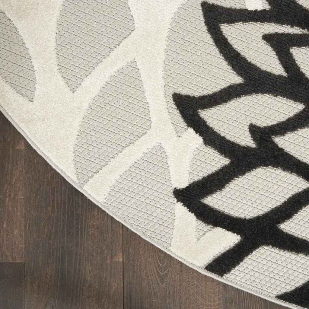 5' Round Black And White Round Floral Indoor Outdoor Area Rug - Homeroots - Flyclothing LLC