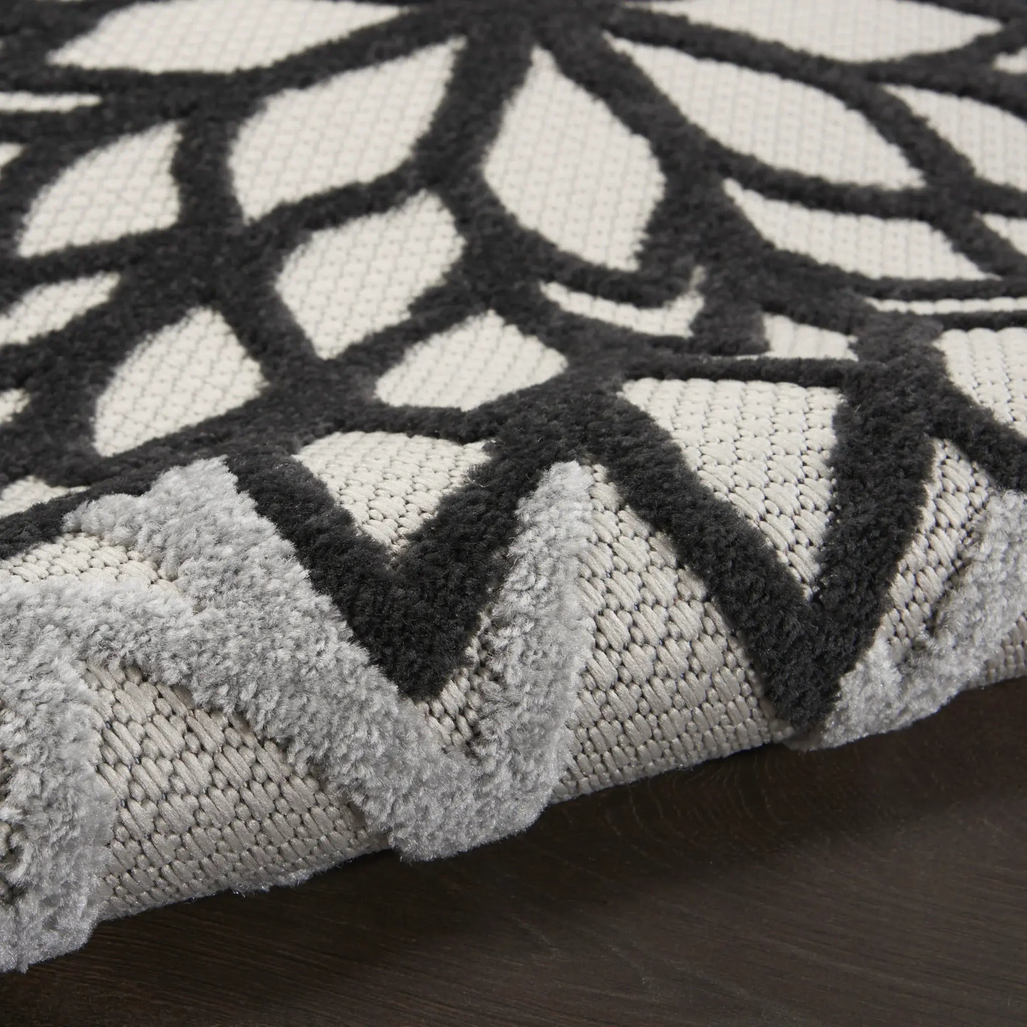 5' Round Black And White Round Floral Indoor Outdoor Area Rug - Homeroots - Flyclothing LLC