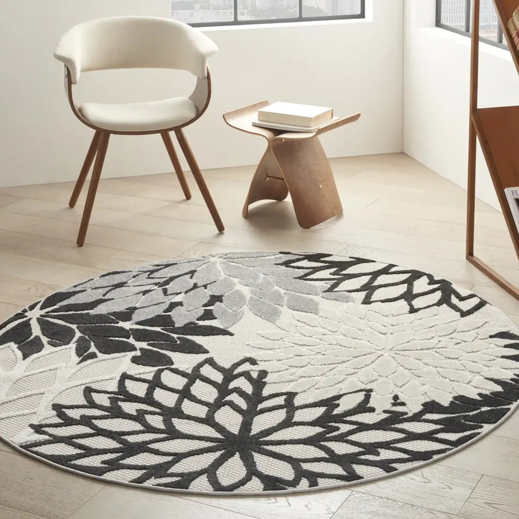 5' Round Black And White Round Floral Indoor Outdoor Area Rug - Homeroots - Flyclothing LLC