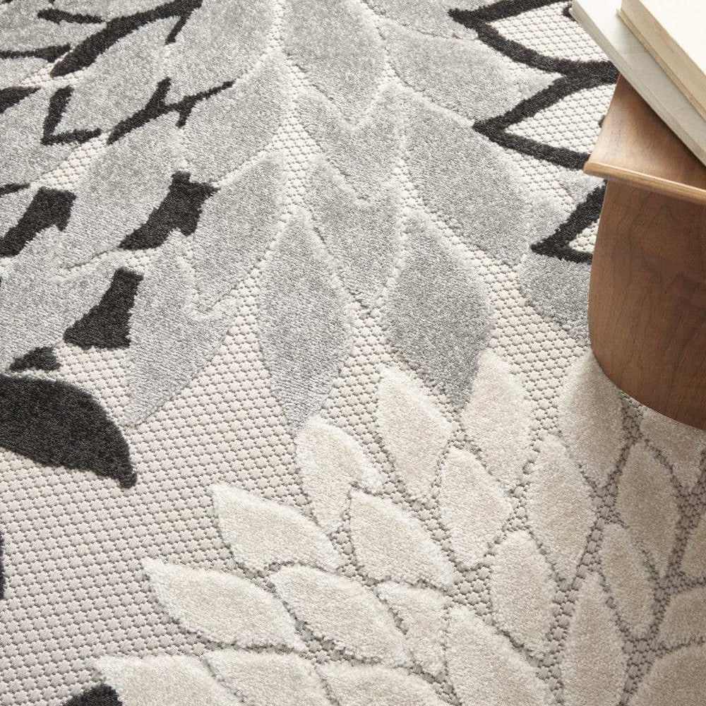 5' Round Black And White Round Floral Indoor Outdoor Area Rug - Homeroots - Flyclothing LLC