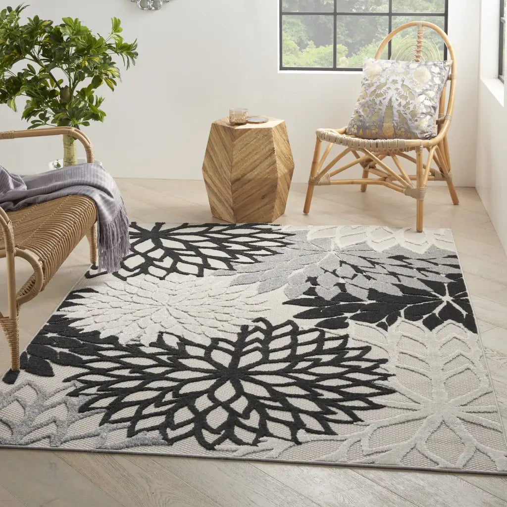 6' X 9' Black And White Floral Indoor Outdoor Area Rug - Homeroots - Flyclothing LLC
