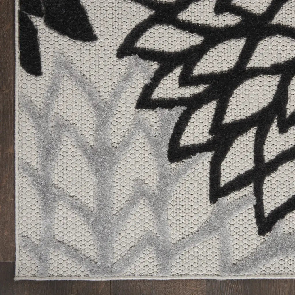 6' X 9' Black And White Floral Indoor Outdoor Area Rug - Homeroots - Flyclothing LLC