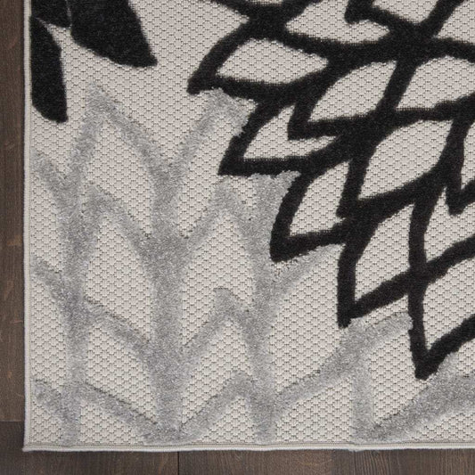 6' X 9' Black And White Floral Indoor Outdoor Area Rug - Homeroots - Flyclothing LLC