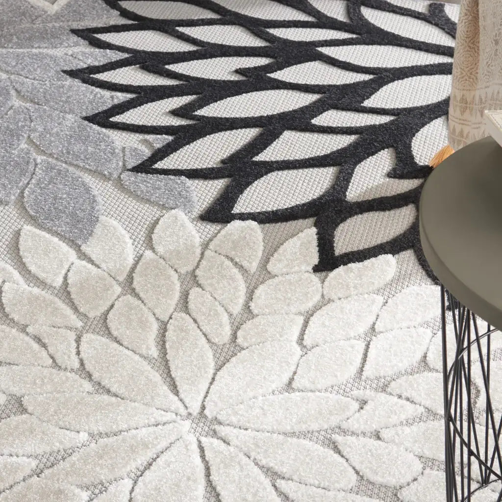 8' X 11' Black And White Floral Indoor Outdoor Area Rug - Homeroots - Flyclothing LLC