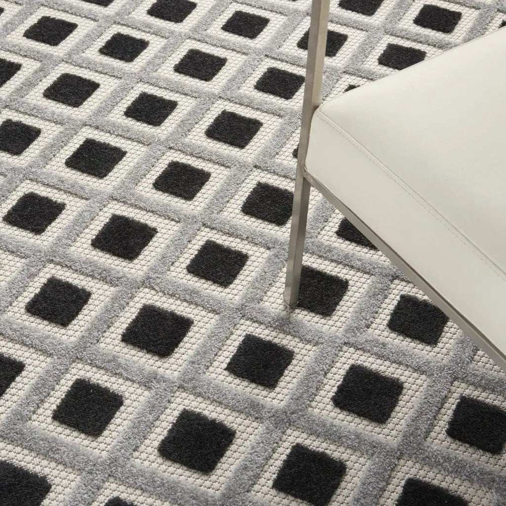 4' X 6' Black And White Geometric Indoor Outdoor Area Rug - Homeroots - Flyclothing LLC