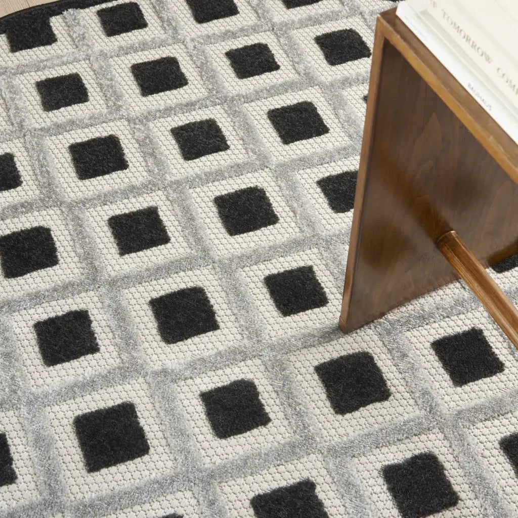 4' Round Black And White Round Geometric Indoor Outdoor Area Rug - Homeroots - Flyclothing LLC