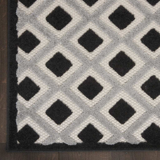 5' X 8' Black And White Geometric Indoor Outdoor Area Rug - Homeroots - Flyclothing LLC