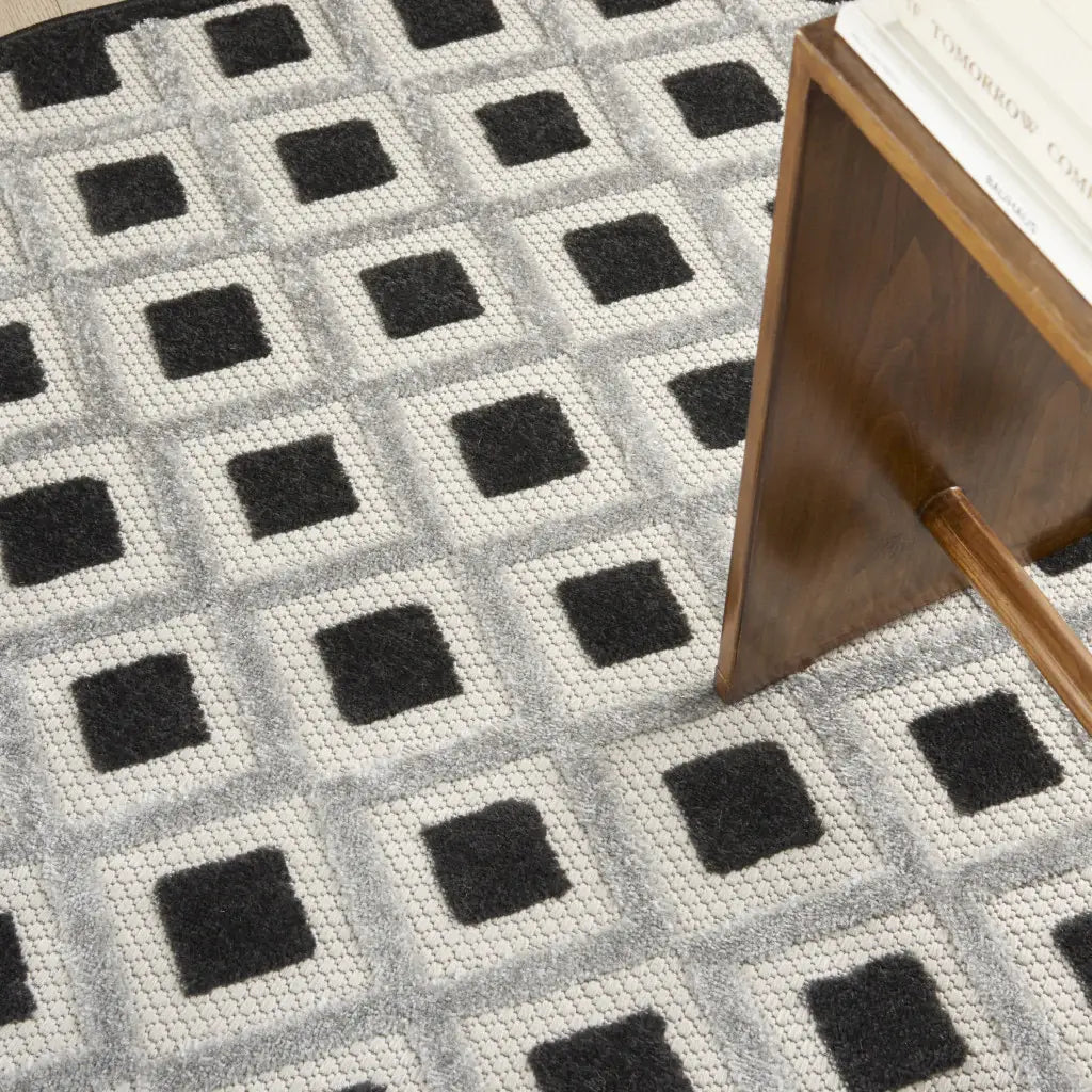 5' Round Black And White Round Geometric Indoor Outdoor Area Rug - Homeroots - Flyclothing LLC