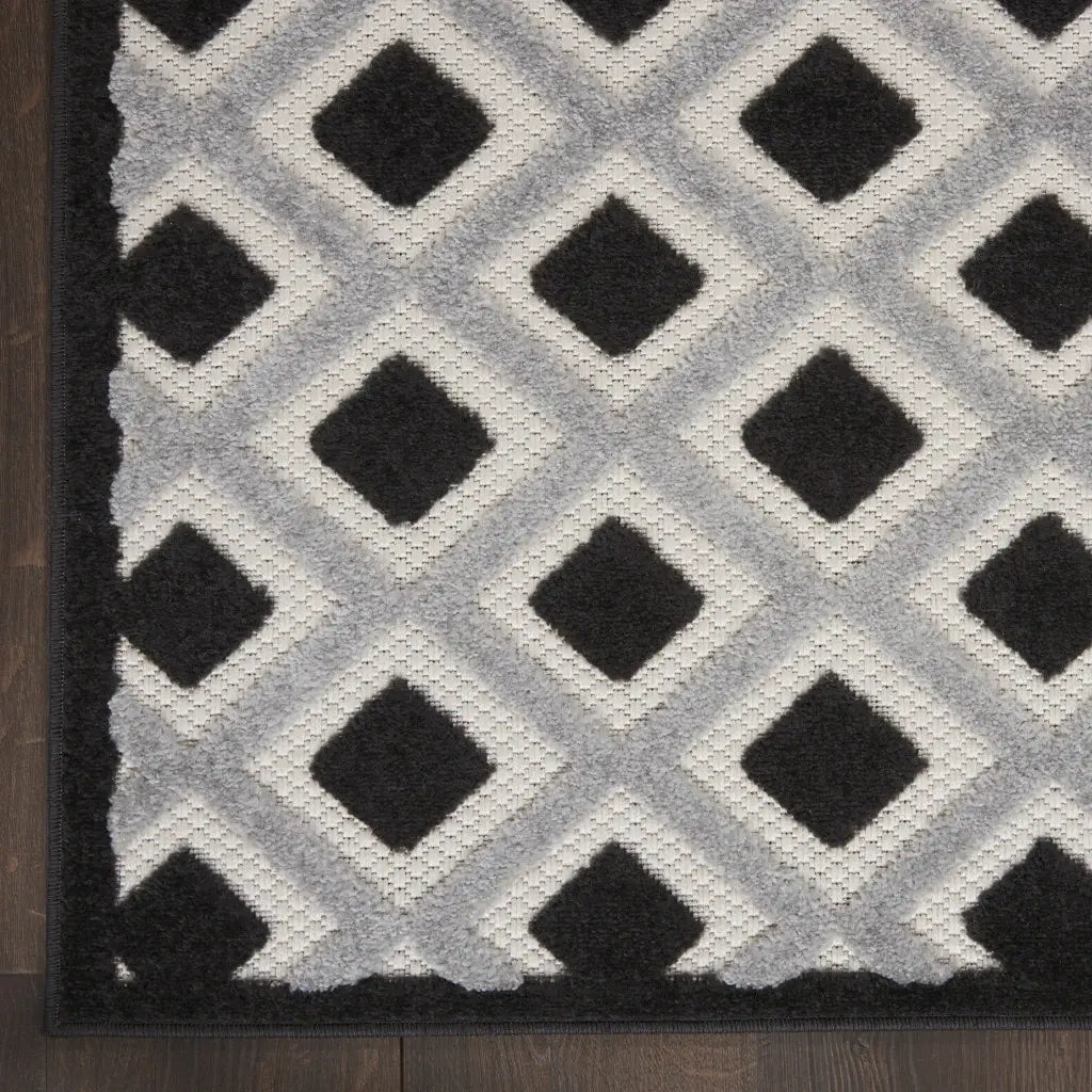 7' X 10' Black And White Geometric Indoor Outdoor Area Rug - Homeroots - Flyclothing LLC