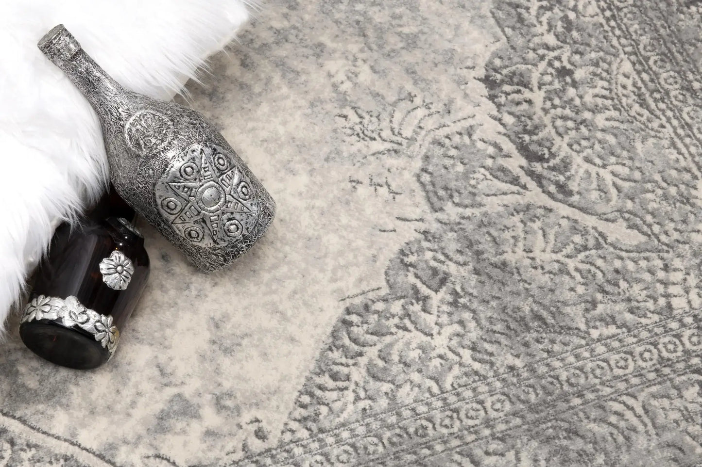 5' X 8' Gray Distressed Medallion Area Rug - Homeroots - Flyclothing LLC