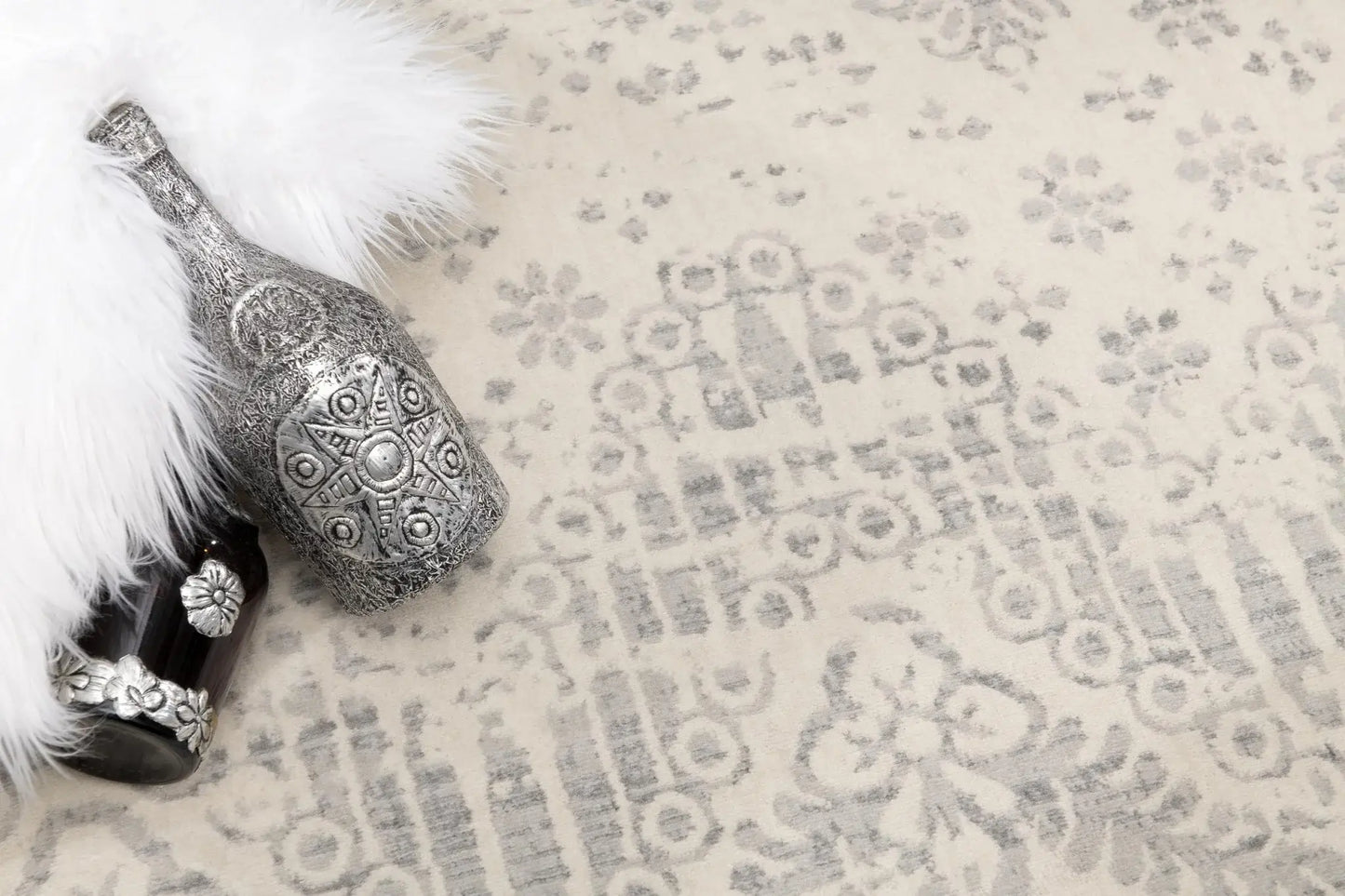 2' X 3' Ivory Distressed Ikat Pattern Scatter Rug - Homeroots - Flyclothing LLC