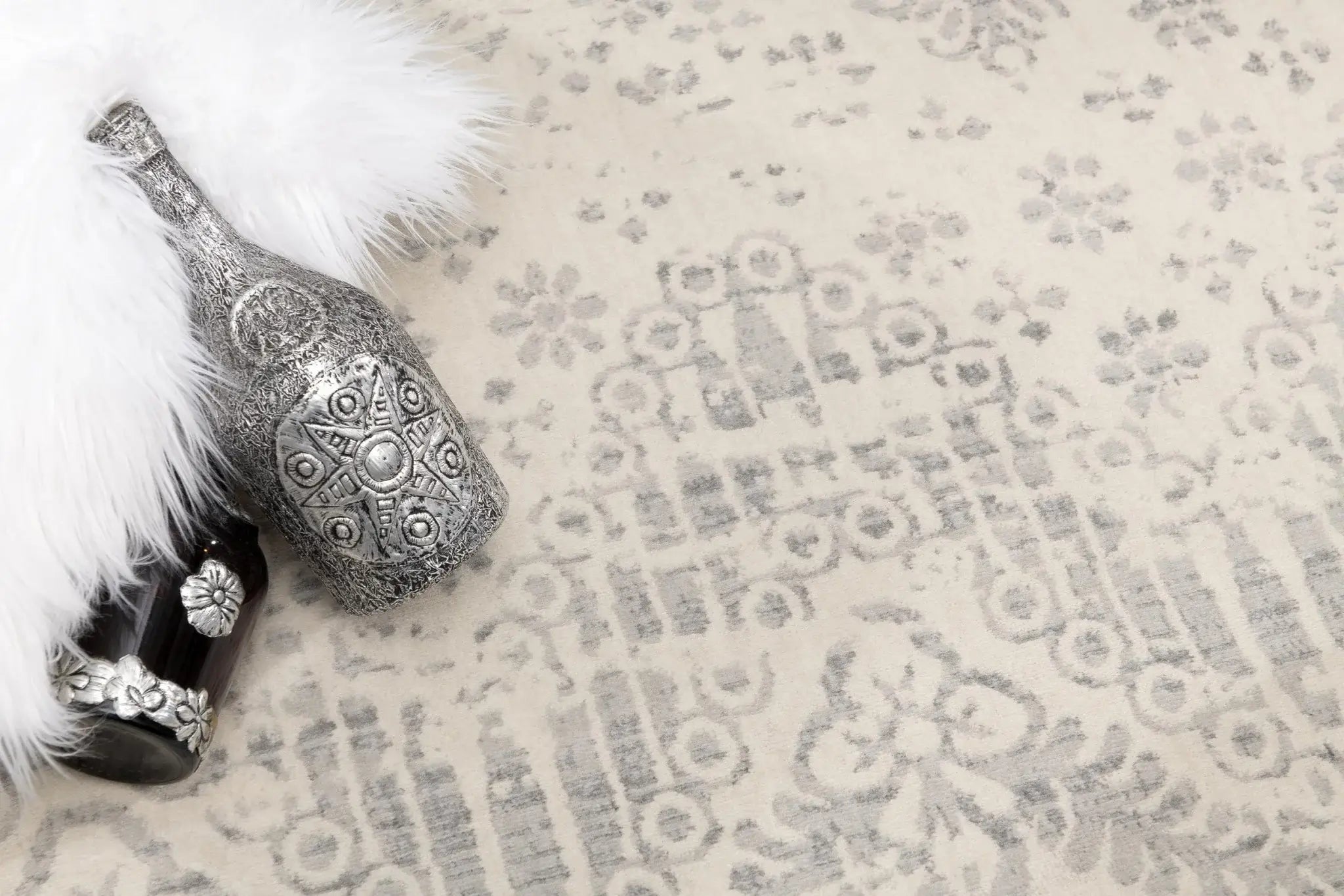 2' X 3' Ivory Distressed Ikat Pattern Scatter Rug - Homeroots - Flyclothing LLC