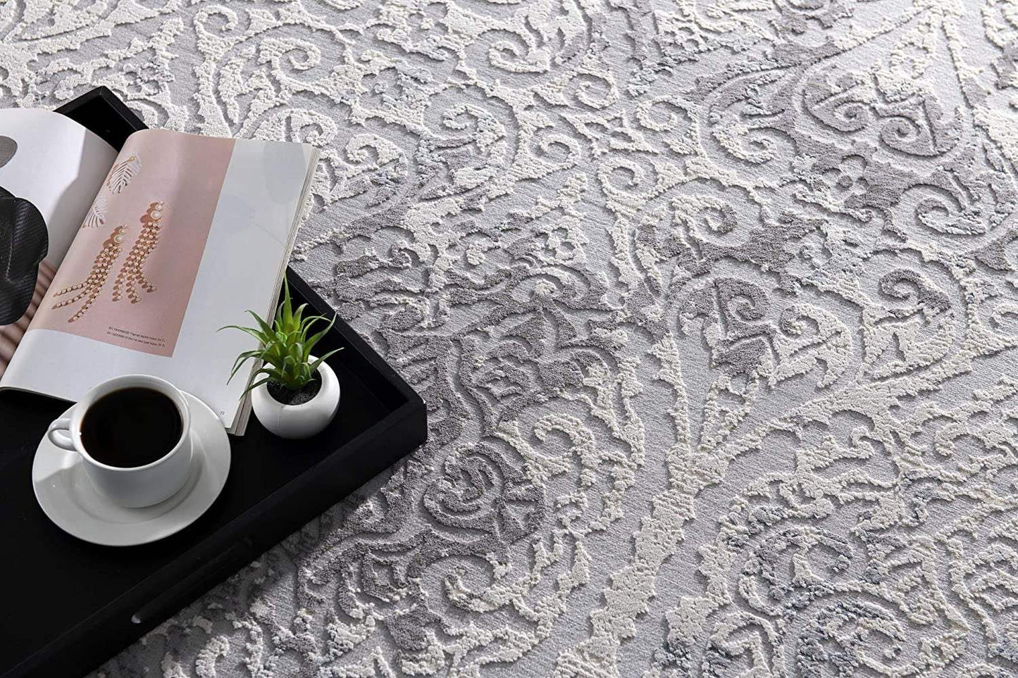 5' X 8' Cream And Gray Tinted Ogee Pattern Area Rug - Homeroots - Flyclothing LLC