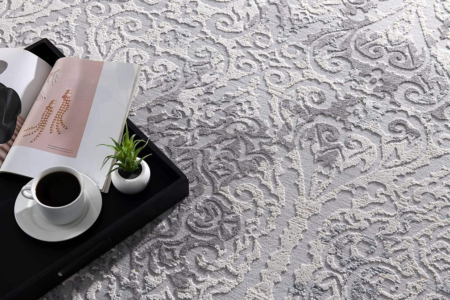 5' X 8' Cream And Gray Tinted Ogee Pattern Area Rug - Homeroots - Flyclothing LLC