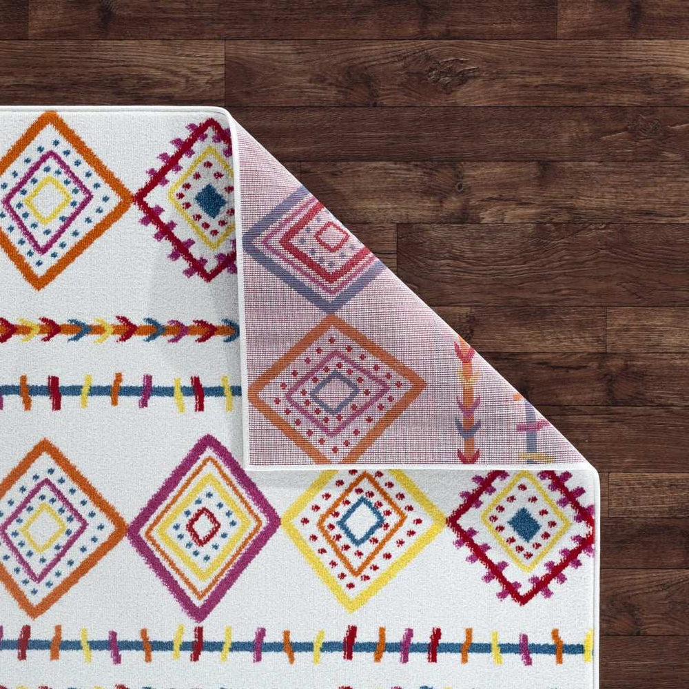 5' X 7' Red and White Diamonds Array Area Rug - Homeroots - Flyclothing LLC