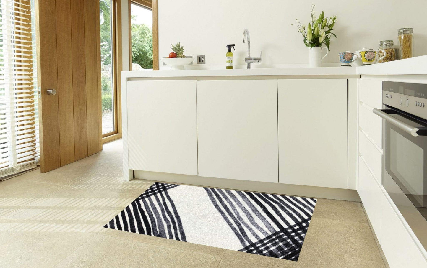 2' X 3' Black and Gray Abstract Arrow Washable Floor Mat - Homeroots - Flyclothing LLC