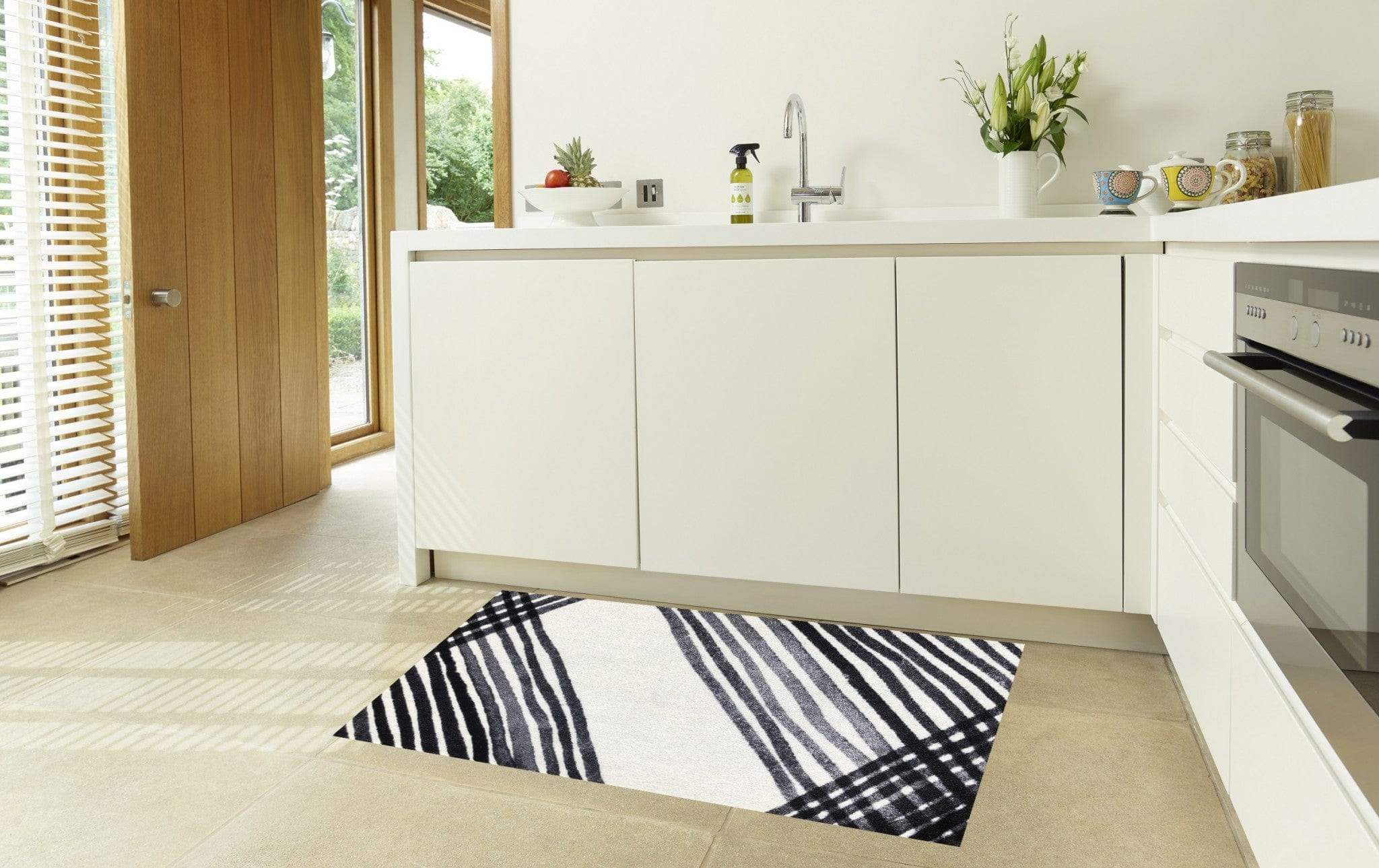 2' X 3' Black and Gray Abstract Arrow Washable Floor Mat - Homeroots - Flyclothing LLC