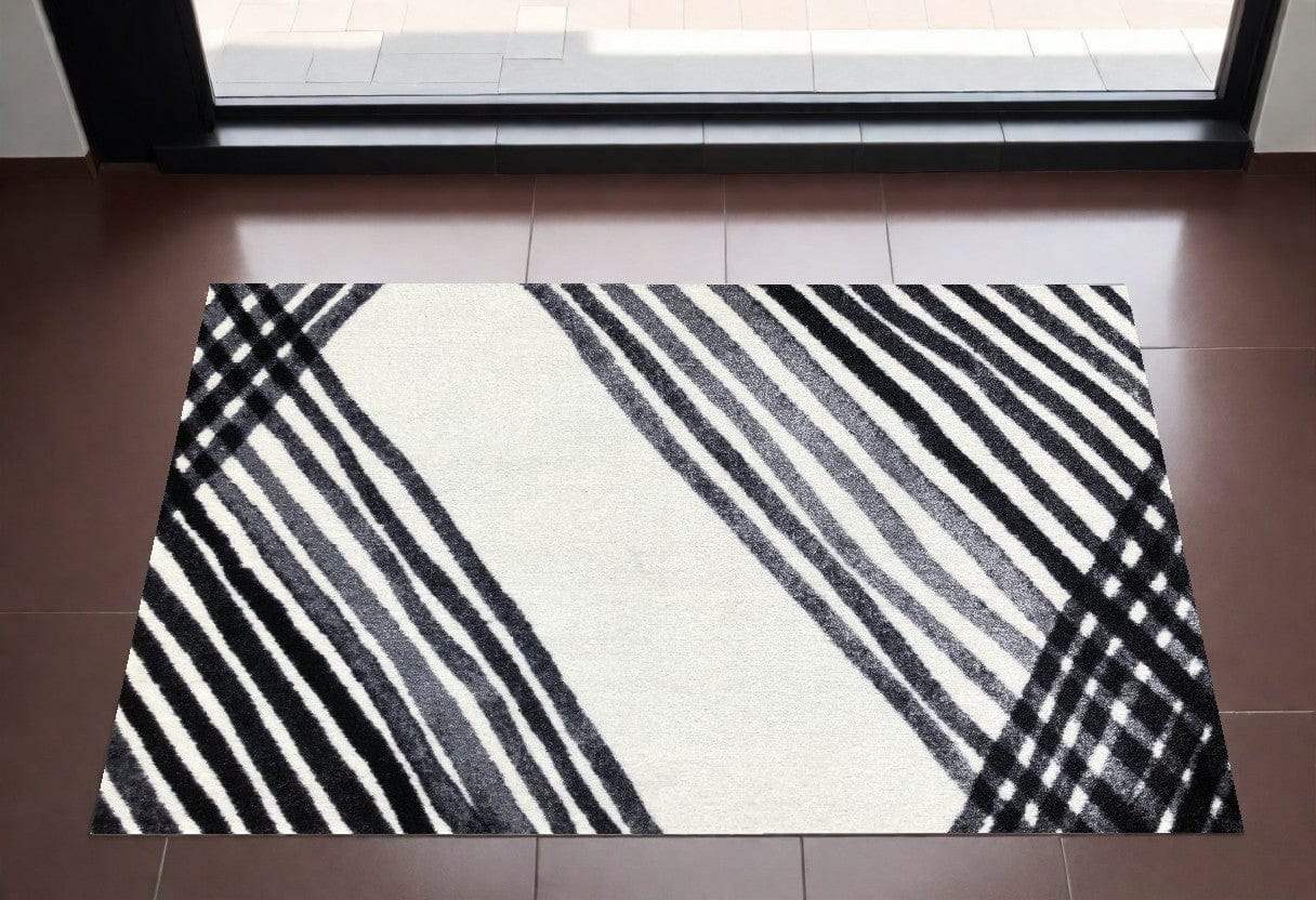 2' X 3' Black and Gray Abstract Arrow Washable Floor Mat - Homeroots - Flyclothing LLC
