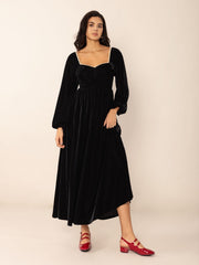 Vestido midi de manga larga con escote en forma de corazón