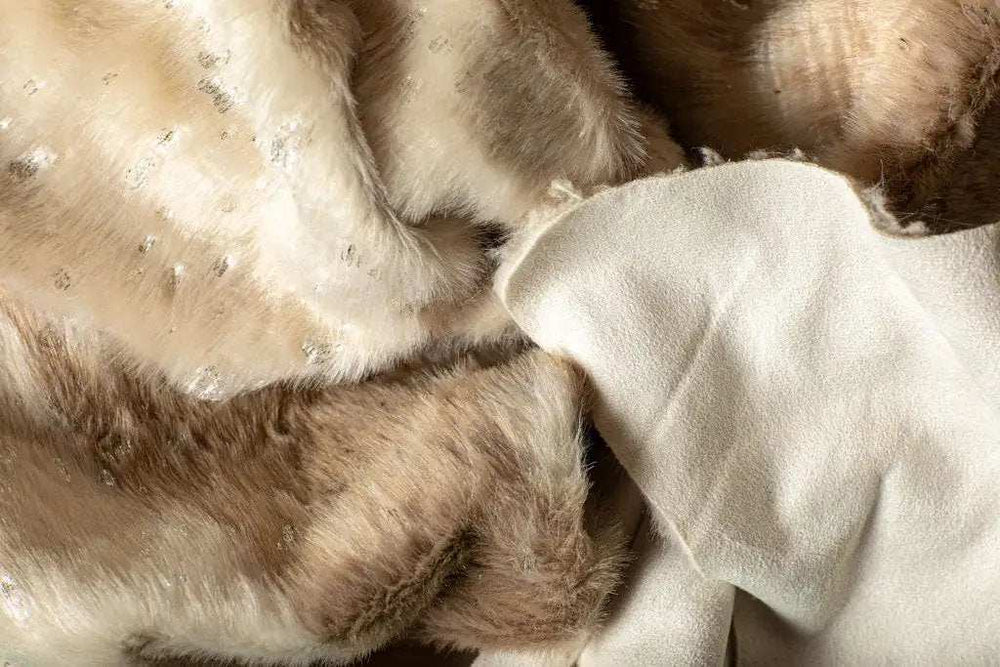 5' X 8' Off White And Silver Faux Cowhide Washable Non Skid Area Rug - Homeroots - Flyclothing LLC