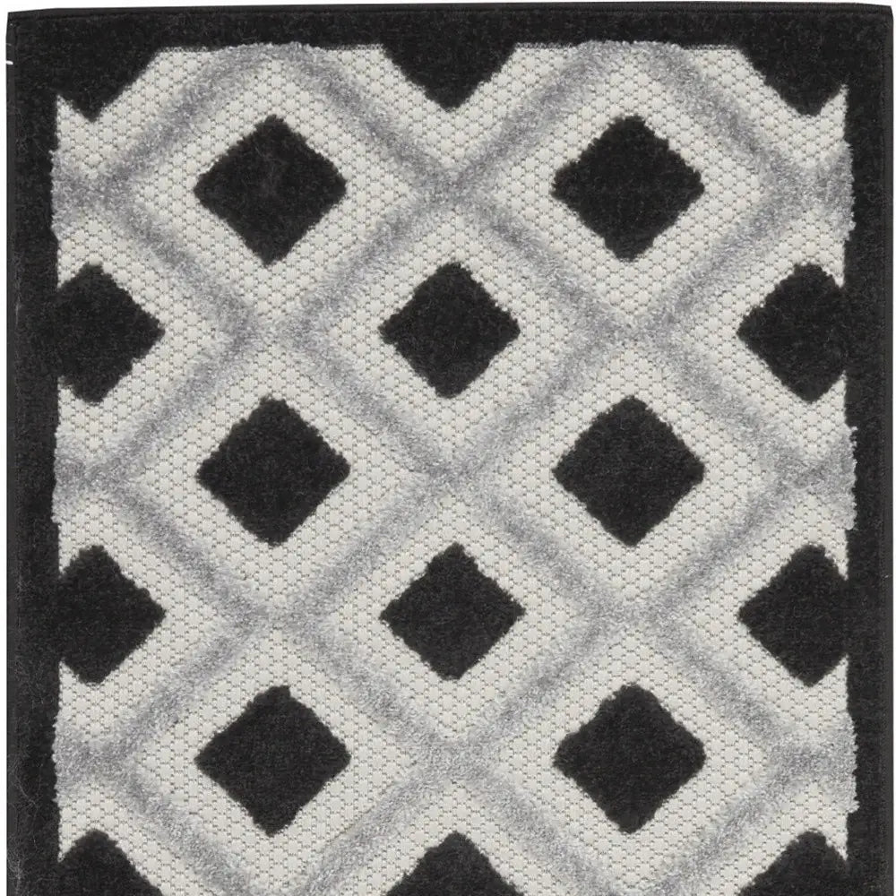 2' X 6' Black And White Gingham Non Skid Indoor Outdoor Runner Rug - Homeroots - Flyclothing LLC
